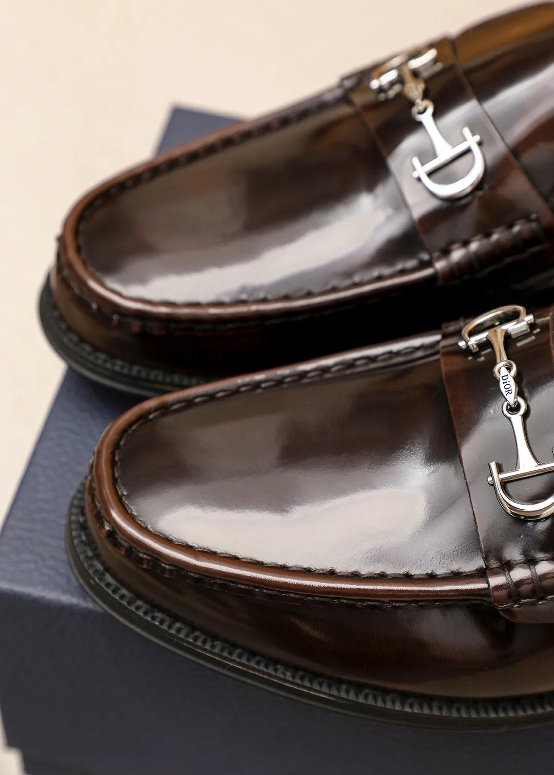 Men's shoes 💰480 💐 Product trademark: Dior "Dior" casual leather shoes Regular size: 39-44 (45🉑️customized) Product materials: Selected Italian imported first-layer open-edge beaded cowhide leather upper + luxury hardware buckle, imported water-dyed 🐂 cowhide lining. Strong three-dimensional visual effect, original outsole color: 1⃣️color optional